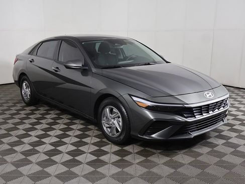 Used 2026 Hyundai Elantra SE w/ Cargo Package FWD image 2