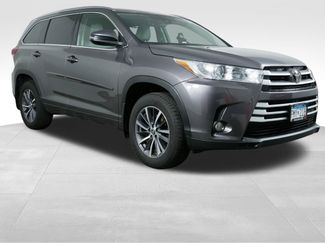 Used 2017 Toyota Highlander XLE w/ Carpet Mat Package AWD/4WD video 2