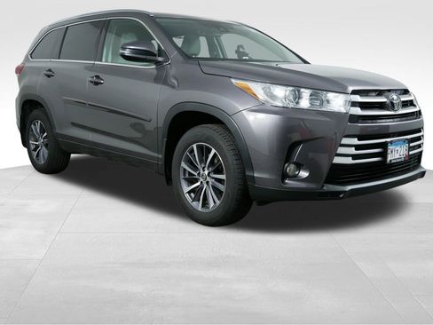 Used 2017 Toyota Highlander XLE w/ Carpet Mat Package AWD/4WD image 2