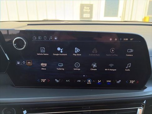 Used 2025 Chevrolet Traverse LT FWD image 9