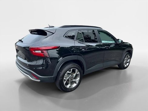 Used 2025 Chevrolet Trax LT FWD image 5