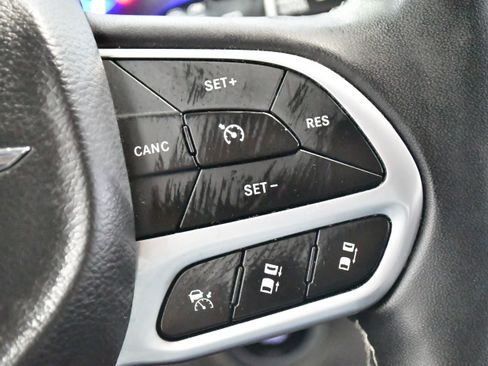 Used 2023 Chrysler Pacifica Touring-L image 25