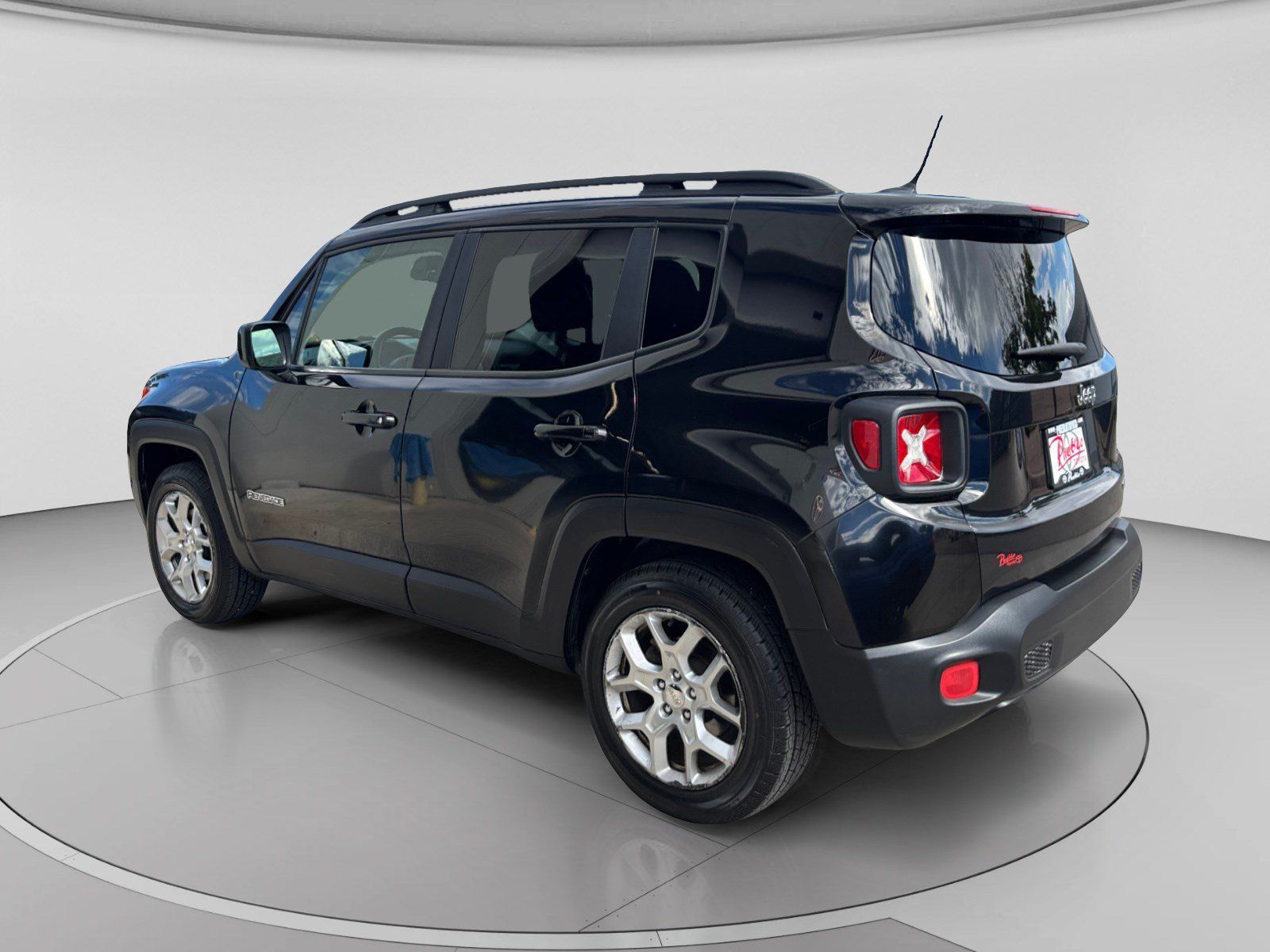 Used 2017 Jeep Renegade Latitude FWD image 3