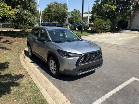 Used 2022 Toyota Corolla Cross L FWD image 3