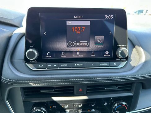 Used 2024 Nissan Rogue S FWD image 25