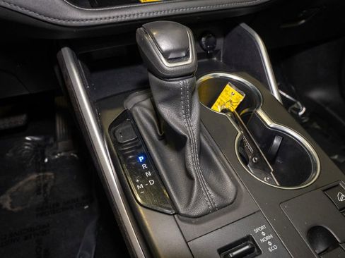 Used 2024 Toyota Highlander XLE image 19