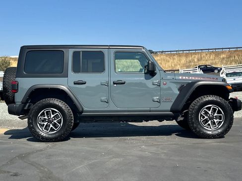 Used 2024 Jeep Wrangler Unlimited Rubicon AWD/4WD image 3