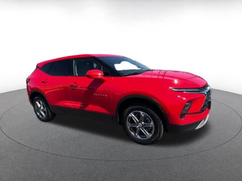 Used 2025 Chevrolet Blazer LT FWD image 2