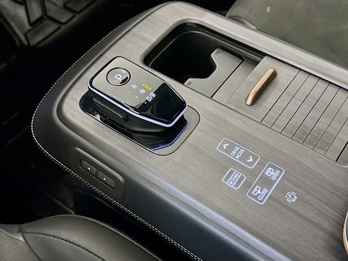 Used 2024 Nissan Ariya AWD image 25