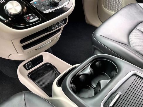 Used 2024 Chrysler Pacifica Touring-L image 15