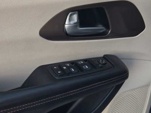 Used 2019 Chrysler Pacifica Touring-L FWD image 38