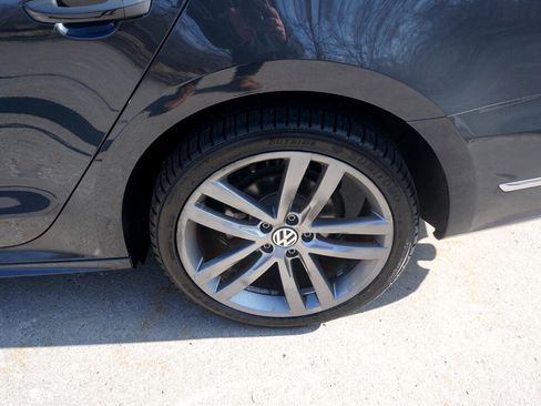 Used 2018 Volkswagen Passat 2.0T R-Line image 9