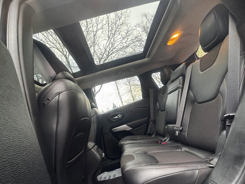 Used 2017 Jeep Cherokee Trailhawk w/ Comfort/Convenience Group image 13