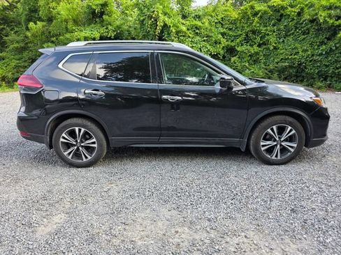 Used 2019 Nissan Rogue SV w/ Premium Package FWD image 11