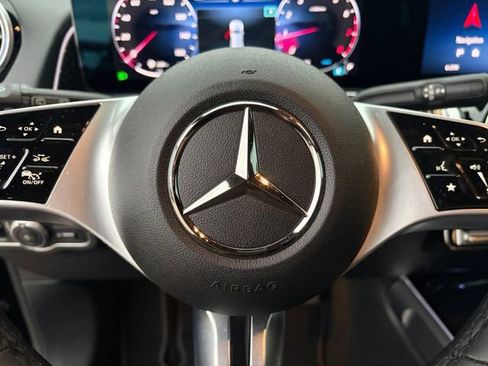 Used 2025 Mercedes-Benz GLB 250 4MATIC image 7