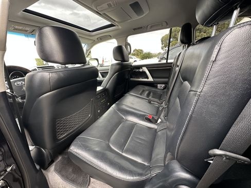 Used 2015 Toyota Land Cruiser image 26