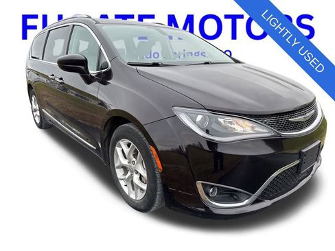 Used 2017 Chrysler Pacifica Touring-L Plus w/ Tire & Wheel Group image 10