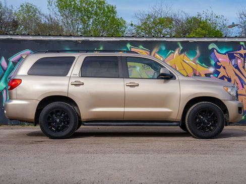 Used 2014 Toyota Sequoia SR5 RWD image 31