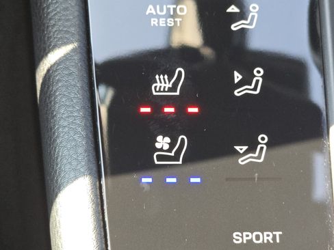 Certified 2023 Porsche Macan AWD/4WD image 8