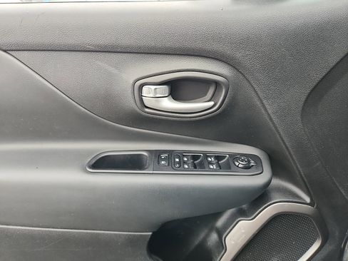 Used 2023 Jeep Renegade Latitude AWD/4WD image 12
