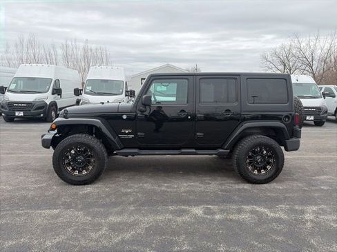 Used 2018 Jeep Wrangler Unlimited Sahara image 2
