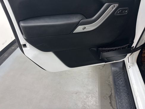 Used 2017 Jeep Wrangler Unlimited Sahara image 36