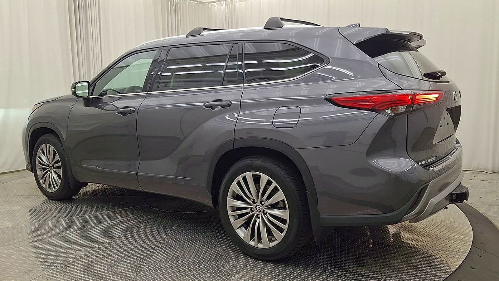 Used 2022 Toyota Highlander Platinum AWD/4WD image 12