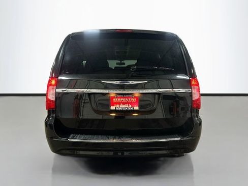 Used 2016 Chrysler Town & Country Touring-L w/ Driver Convenience Group image 7