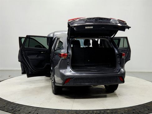 Used 2020 Toyota Highlander XLE image 14