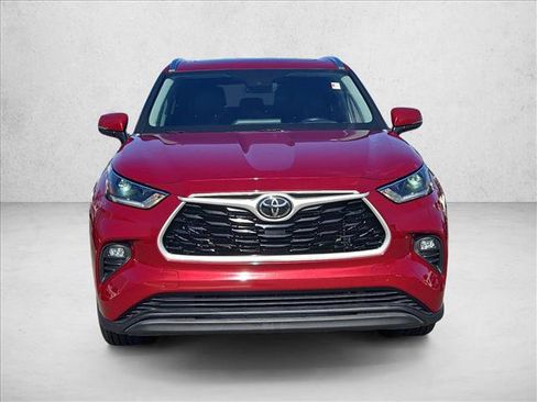 Used 2021 Toyota Highlander XLE FWD image 2