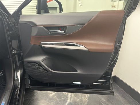 Used 2021 Toyota Venza Limited image 10