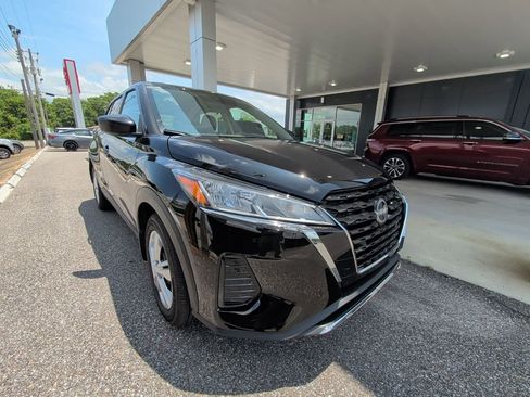 Used 2025 Nissan Kicks Play S FWD image 3