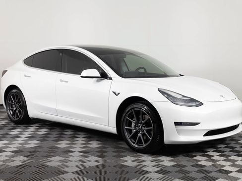 Used 2020 Tesla Model 3 Standard Range RWD image 9