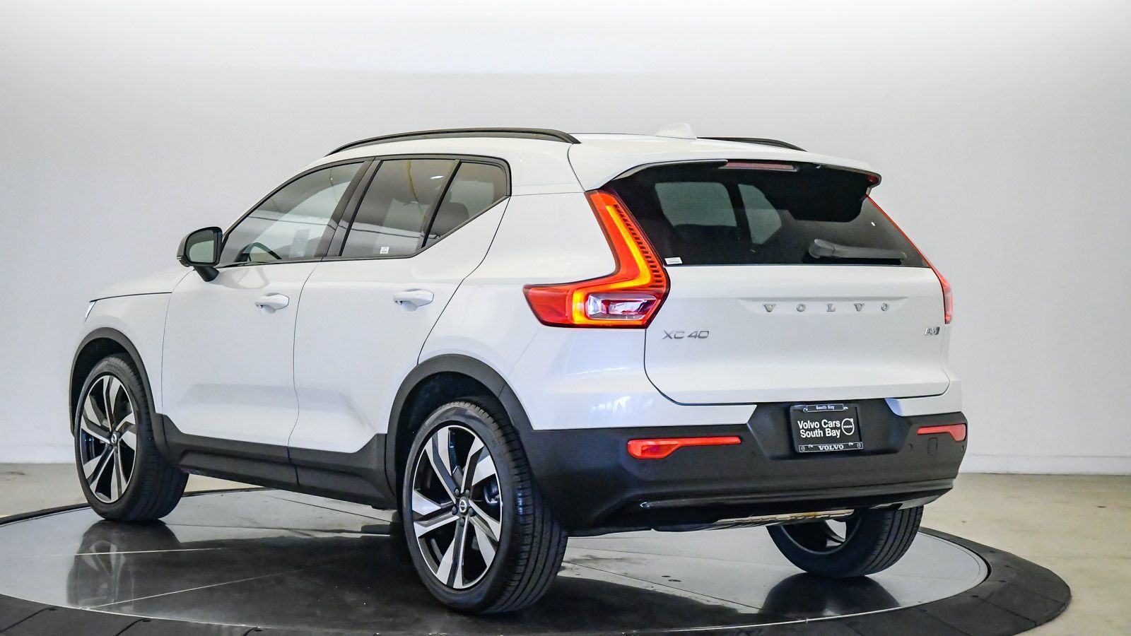 Certified 2026 Volvo XC40 B5 Ultra w/ Climate Package AWD/4WD image 3