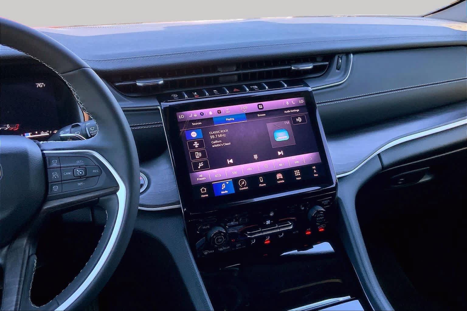 Used 2025 Jeep Grand Cherokee Limited w/ Black Appearance Package AWD/4WD image 7