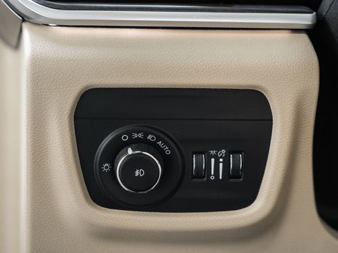 Used 2024 Jeep Grand Cherokee L Limited image 50