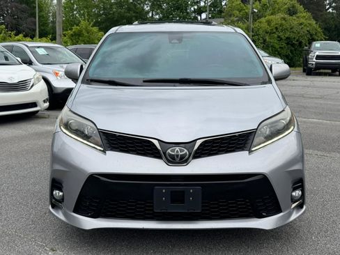 Used 2018 Toyota Sienna SE Premium w/ Carpet Mat Package FWD image 2