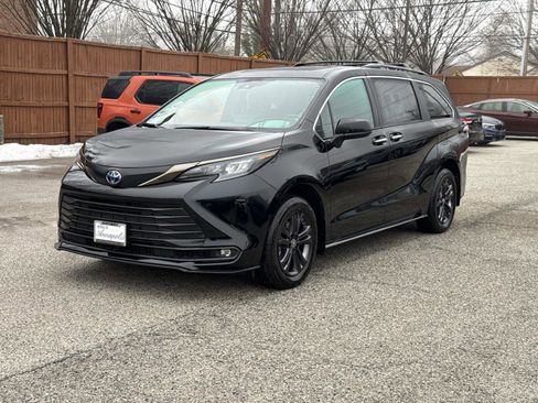 Used 2024 Toyota Sienna XLE Woodland Edition image 21