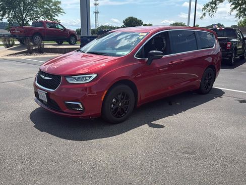 Used 2025 Chrysler Pacifica Select FWD image 12