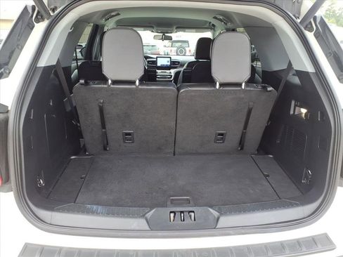Used 2022 Ford Explorer XLT w/ Equipment Group 202A image 11