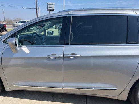 Used 2018 Chrysler Pacifica Touring-L w/ Advanced Safetytec Group image 8