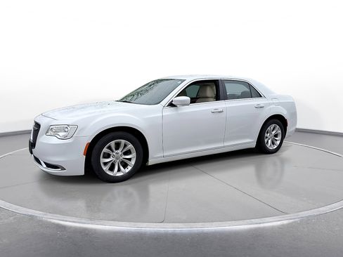 Used 2015 Chrysler 300 Limited RWD image 4