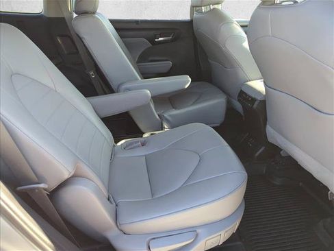 Used 2023 Toyota Highlander XLE FWD image 24