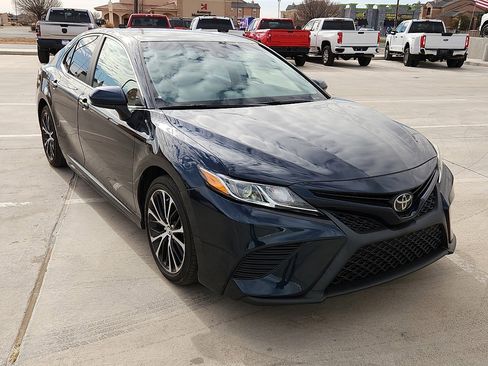 Used 2019 Toyota Camry L image 4