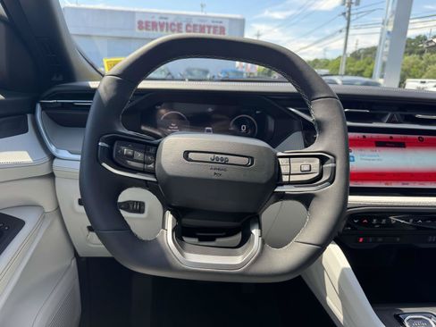 Used 2026 Jeep Cherokee Limited AWD/4WD image 12