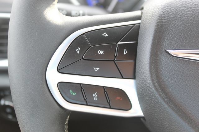 Used 2025 Chrysler Pacifica Select FWD image 14