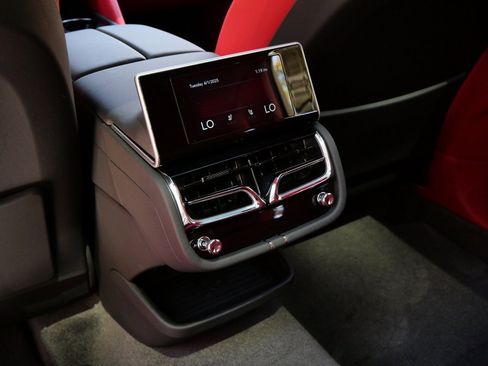 Used 2024 Bentley Bentayga Extended Wheelbase image 17