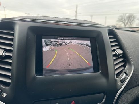 Used 2020 Jeep Cherokee Latitude w/ Cold Weather Group image 4