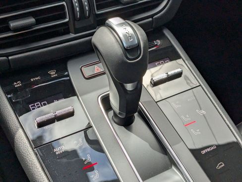 Certified 2025 Porsche Macan image 21