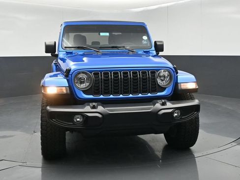 Used 2025 Jeep Gladiator Sport AWD/4WD image 3